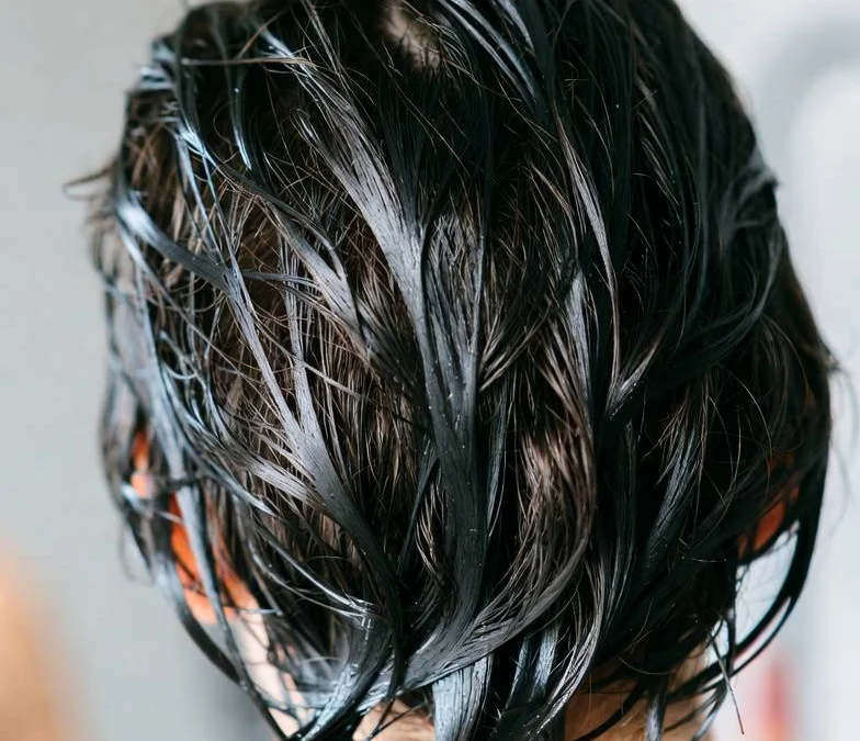 Champô para cabelo oleoso a ser aplicado no couro cabeludo