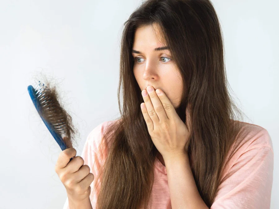 Cabelo numa escova — queda de cabelo sazonal